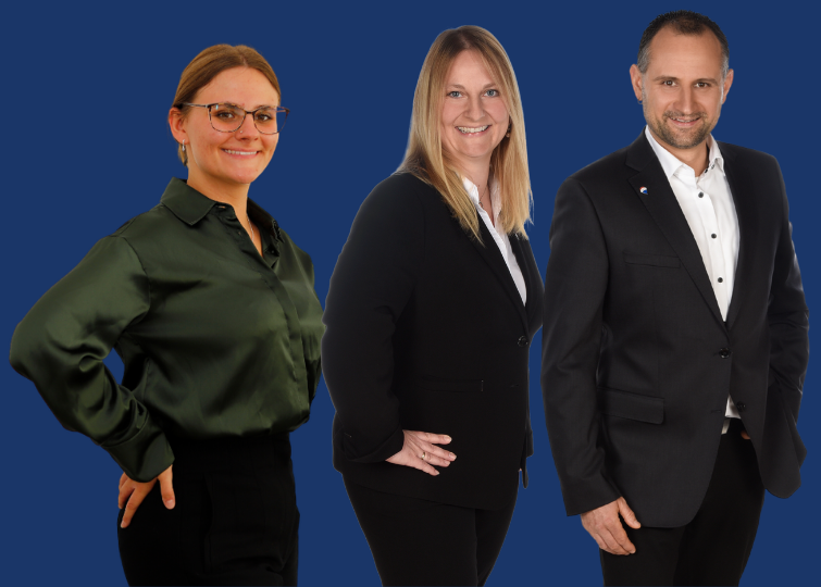 Immobilienmaklter Team Stockhausen Immobilien Schongau - drei Makler in professioneller Kleidung vor blauem Hintergrund