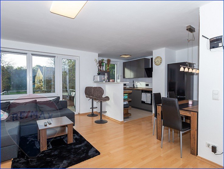 Offener Wohn- und Kochbereich mit moderner Einbauk�che, Holzboden und gor�en Fenstern - 3 -Zimmer-Wohnung vermieten in Kaufbeuren