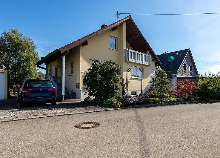 Einfamilienhaus mit Balkon, Garage und gepflegtem Garten in Neuburg an der Kammel - erfolgreich verkauft durch Stockhausen Immobilienteam