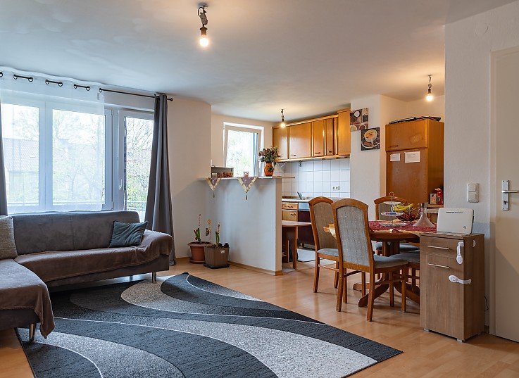 Offener Wohn- und Essbereich mit K�che, Holzboden und gro�em Fenster in 3-Zimmer-Wohnung in Kaufbeuren - erfolgreich verkauft durch Stockhausen Immobilienteam