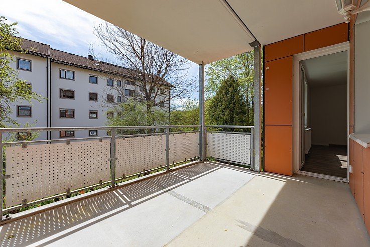 Ger�umiger Balkon mit Gr�nblick einer sanierten 3-Zimmer-Wohnung in Kaufbeuren - Erstbezug nach Sanierung, erfolgreich vermietet durch Stockhausen Immobilienteam