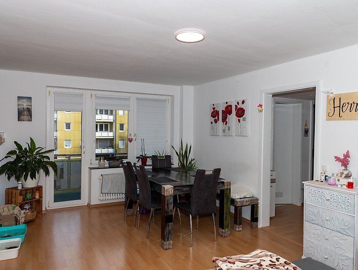 Ger�umiges Wohnzimmer mit Esstisch, Holzboden und Balkonzugang in 4-Zimmer-Wohnung in Kaufbeuren - erfolgreich verkauft durch Stockhausen Immobilienteam
