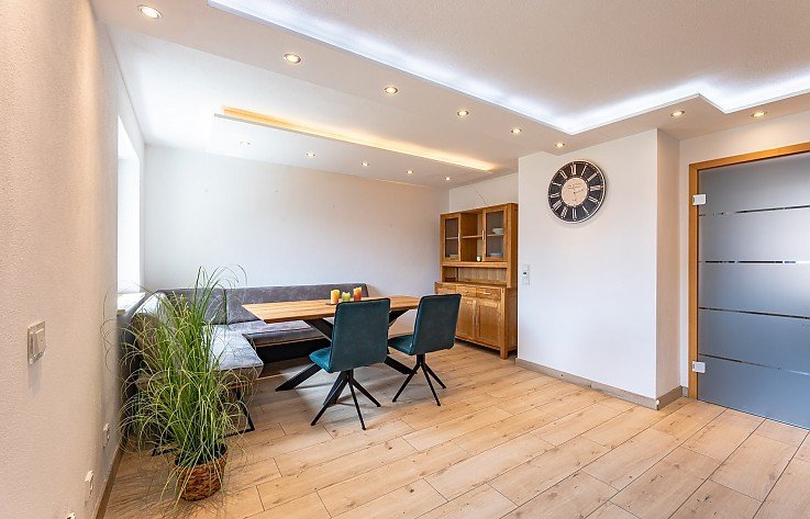 Moderner Essbereich mit Holzboden, indirekter Beleuchtung und hochwertiger Einrichtung in 6-Zimmer-Maisonette-Wohnung in Kaufbeuren-Neugablonz � erfolgreich verkauft durch Stockhausen Immobilienteam